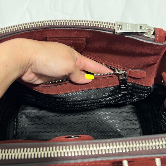 SOLD!! ✅ BNWT. 💯 Authentic Prada Galleria Shopping Tote, Crossbody strap. - Picture 7 of 13